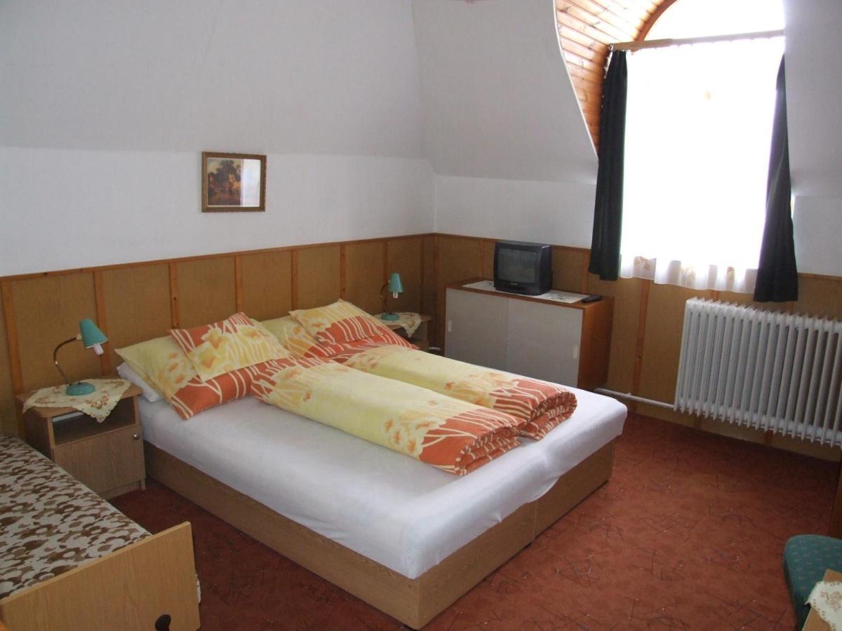 Revesz Vendeghaz Hotell Harkány Rom bilde