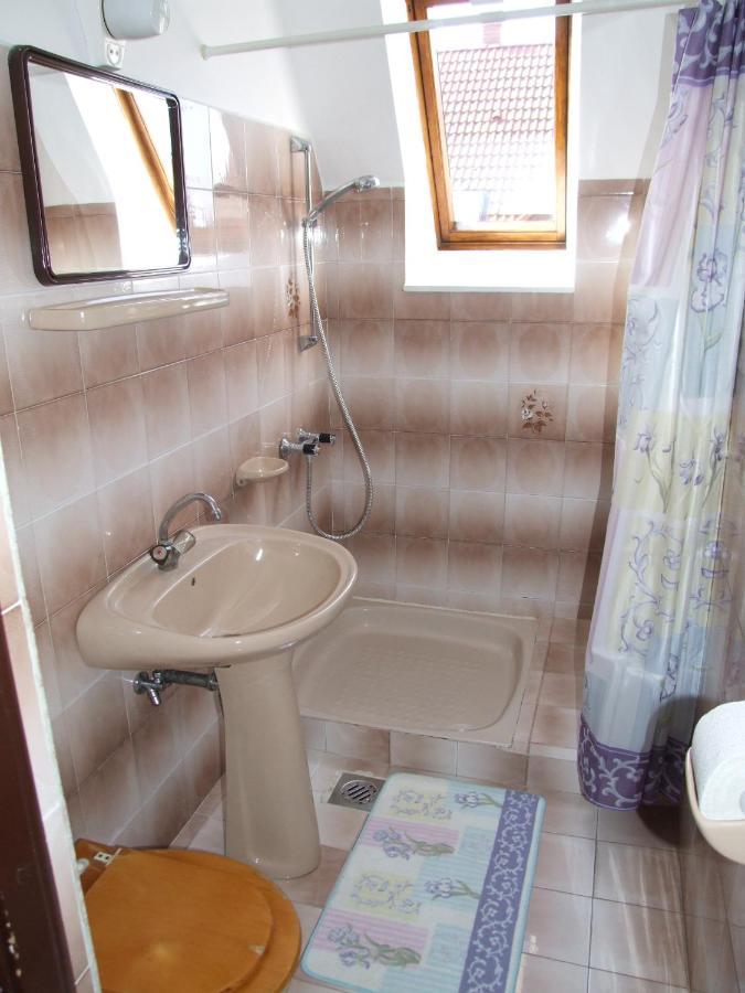 Revesz Vendeghaz Hotell Harkány Rom bilde